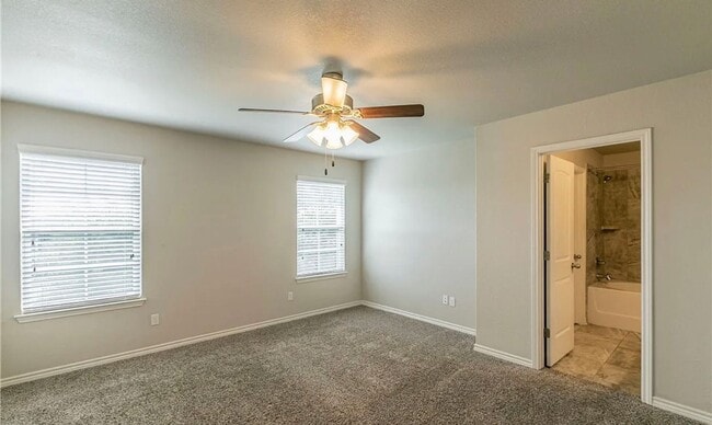 Building Photo - AVAILABLE NOW - Cozy Temple Townhome