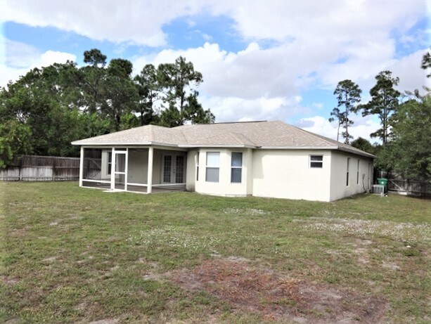 Building Photo - 1074 SW Bianca Ave