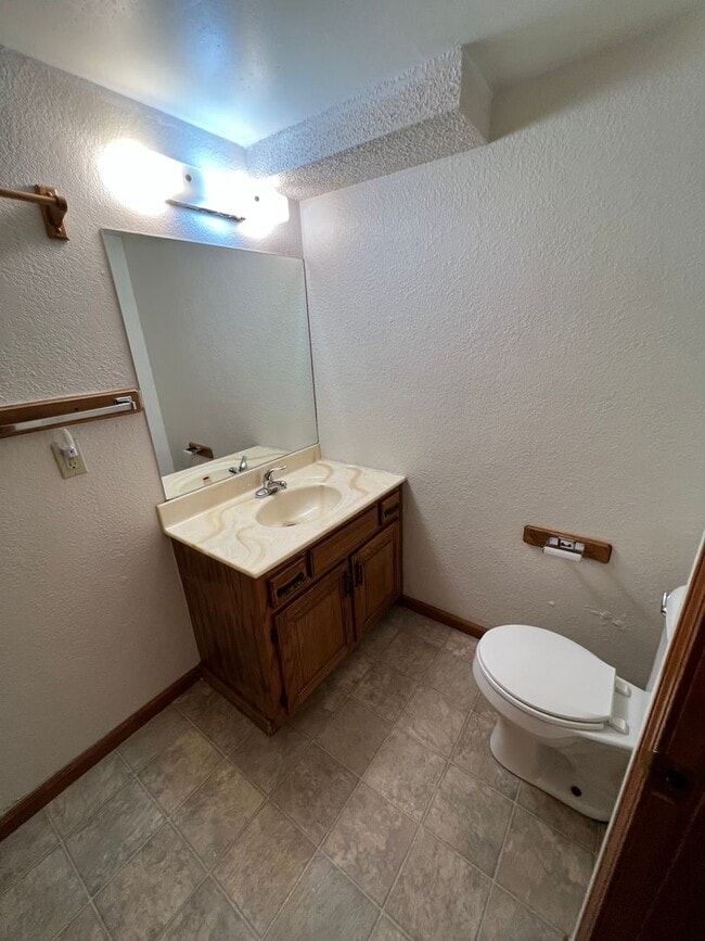 Building Photo - 3 Bedroom Duplex