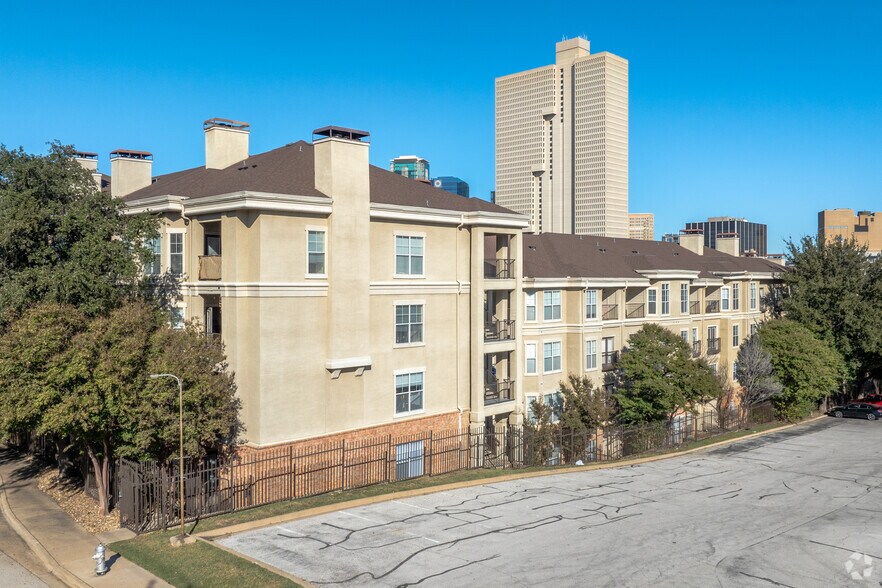 Building Photo - The Henderson