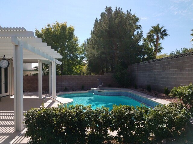 Building Photo - Elegant Single-Story Pool Home in Gated Community with Upgraded Kitchen & Easy-Care Backyard Pool...