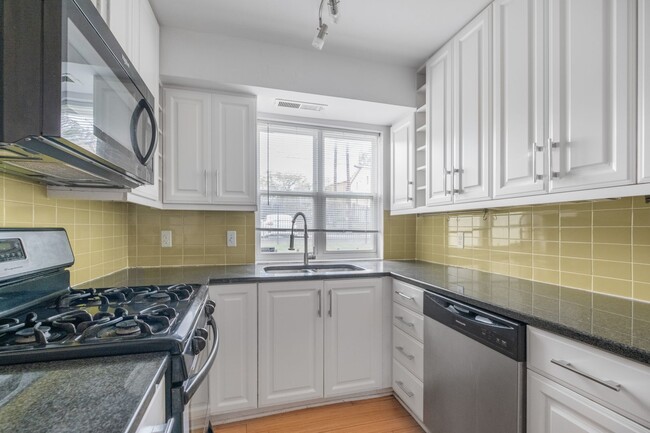 Building Photo - Lovely 2 BR/1 BA condo in Anacostia!