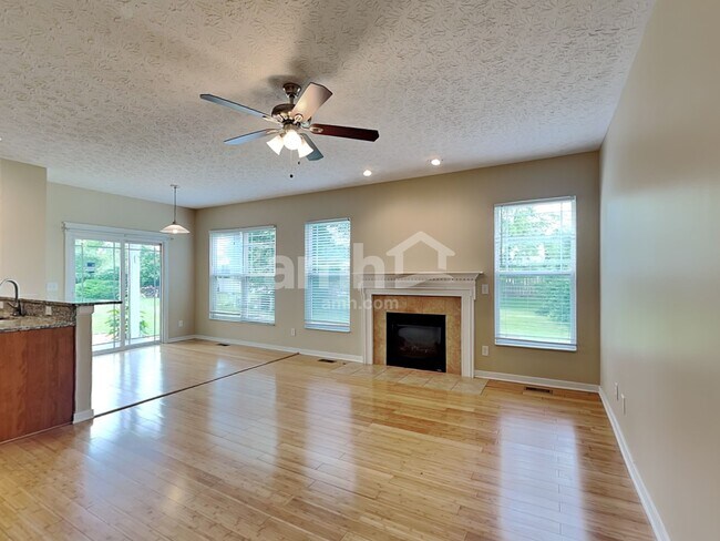 Building Photo - 1085 McCoy Dr