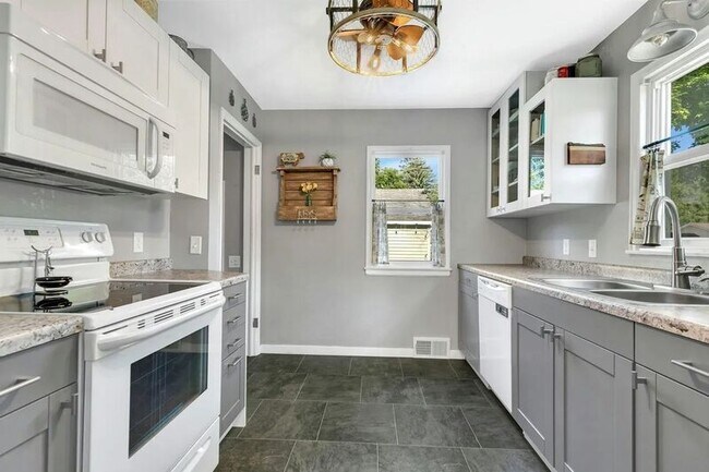 Primary Photo - 401 7th Ave S