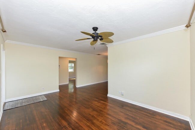 Building Photo - 340 Russlyn Dr