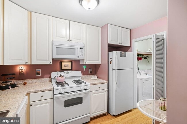 Building Photo - 4300 Dearborn Cir
