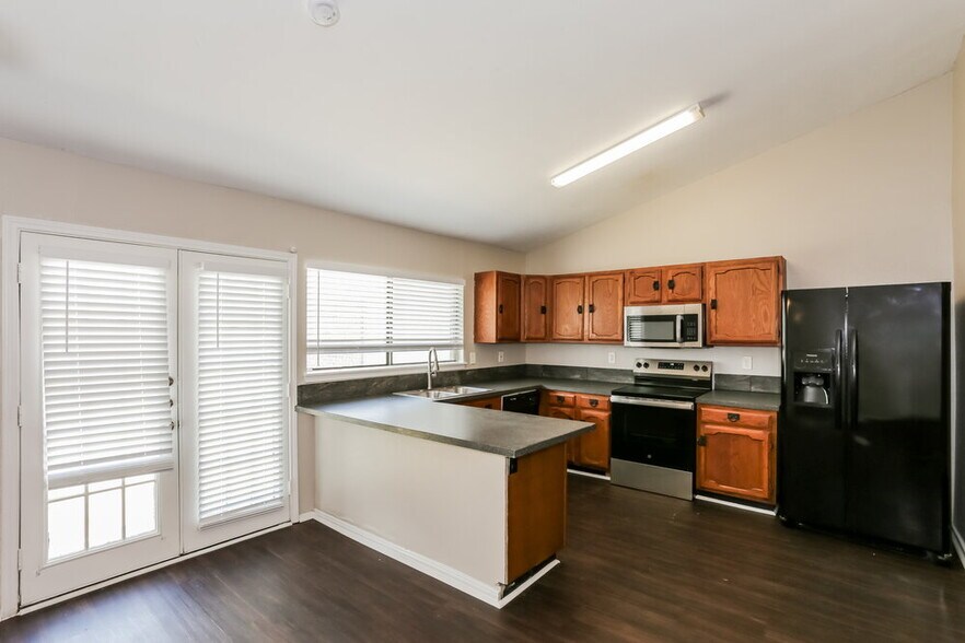 Building Photo - 1385 Southridge Dr
