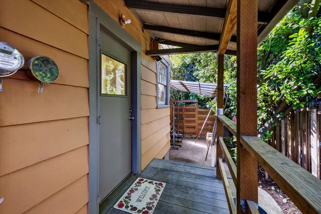 Building Photo - 713 SE 27th Ave