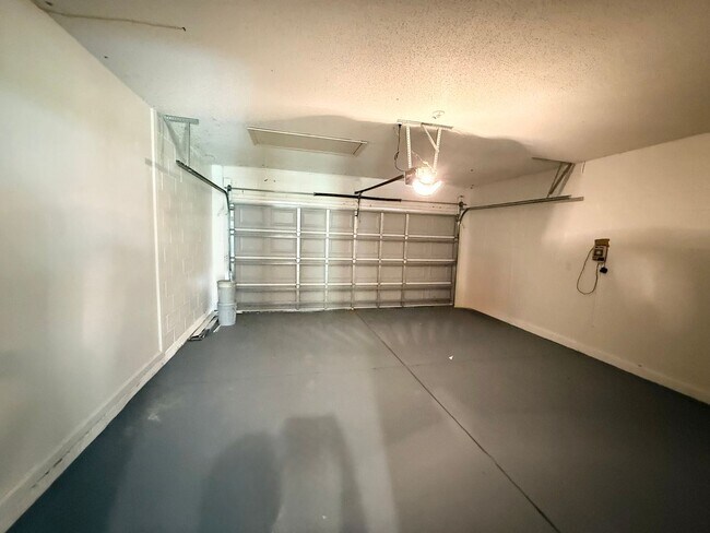 Building Photo - Beautifully Updated 4-Bedroom Home with Po...