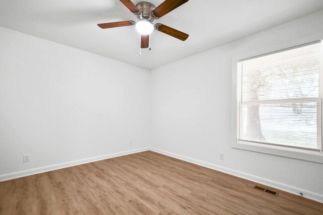 Building Photo - Pet Friendly Three Bedroom!