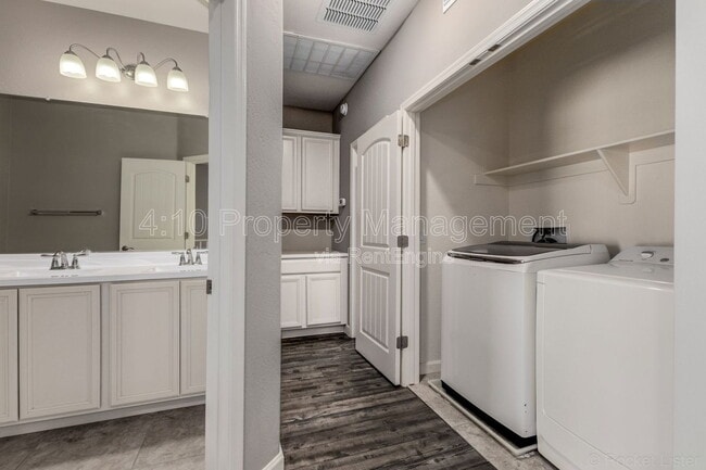 Building Photo - 1367 S Country Club Dr