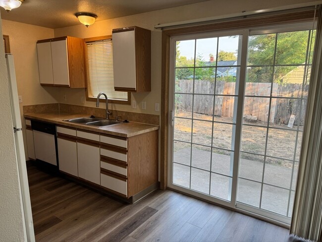 Building Photo - Freshly updated 3 bedroom 2 bathroom duple...