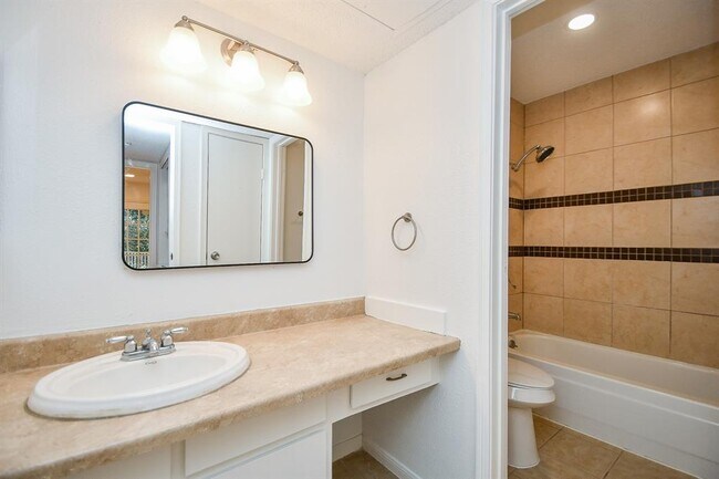 Building Photo - 11201 Lynbrook Dr