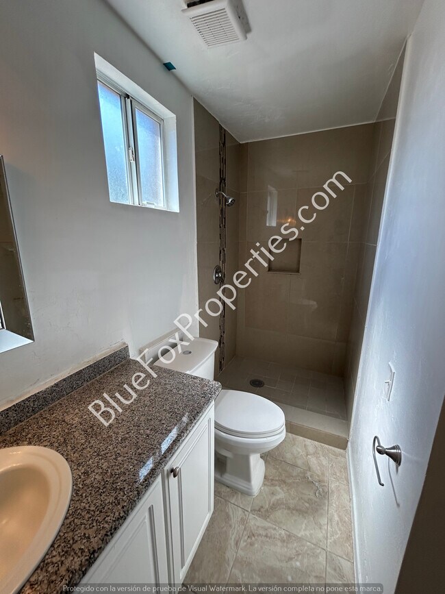Building Photo - 2641 N Fontana Ave