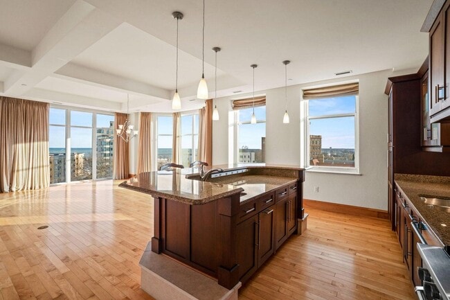 Building Photo - 1313 N Franklin Pl