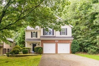 Building Photo - Alpharetta 4 bedroom home with large fenced in backyard