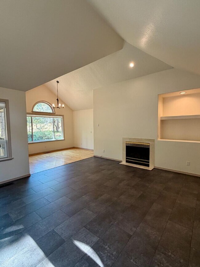 Building Photo - 61171 Minaret Cir