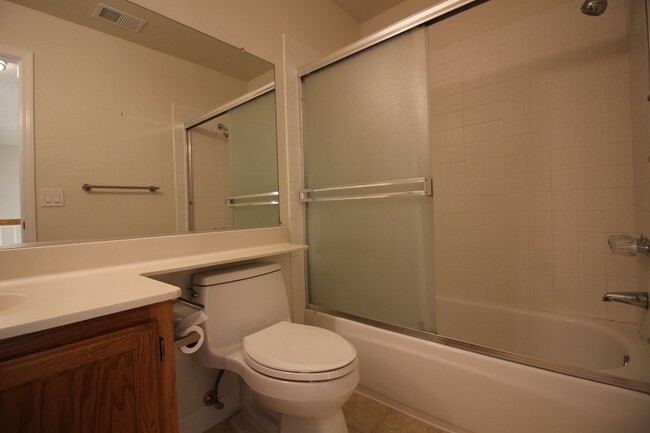 Building Photo - 3 Bedroom Townhome for Rent!