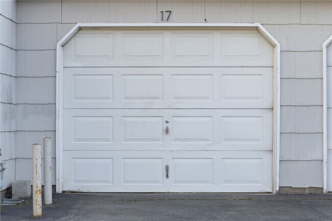 Building Photo - 17 Willowick Dr