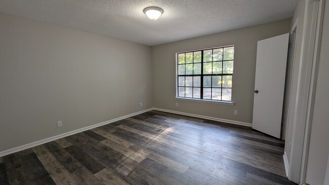 Building Photo - 4704 Ray Dr