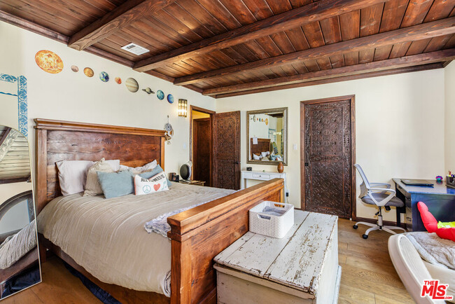 Building Photo - 3092 Laurel Canyon Blvd