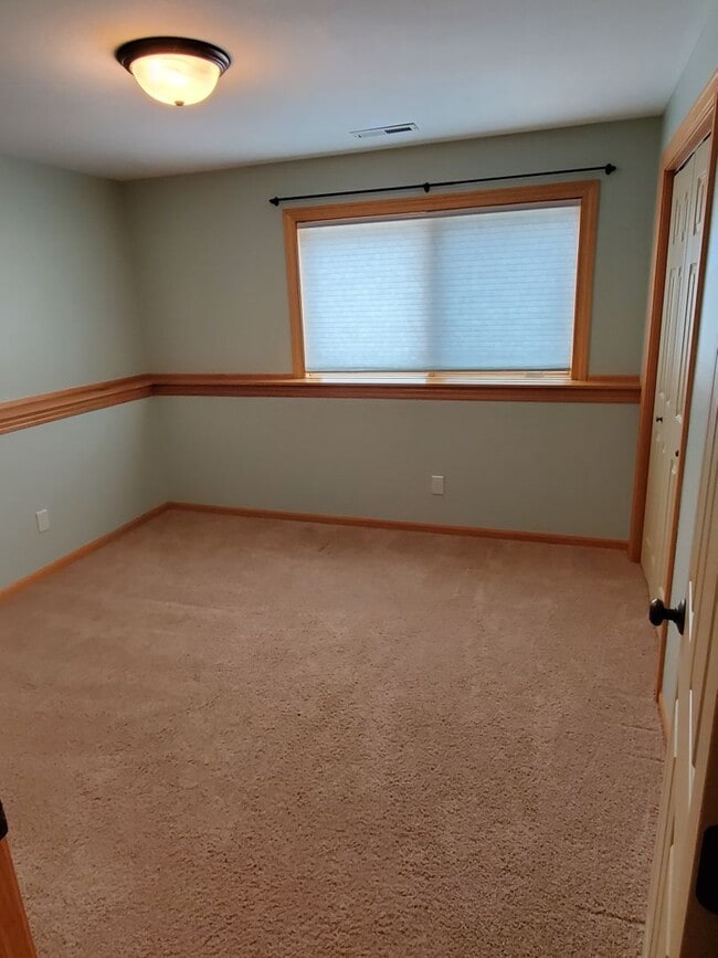 Building Photo - Beautiful 4 bedroom pet friendly house on ...