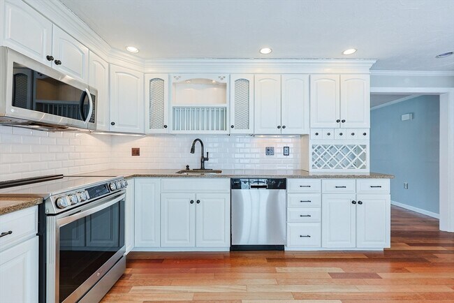 Building Photo - 835 Mt Hope St