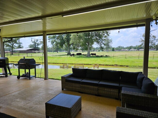 Building Photo - 43283 Pond View Dr