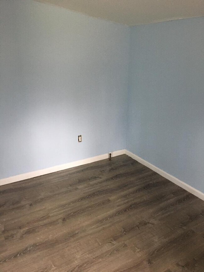 Building Photo - 295 E 238th St