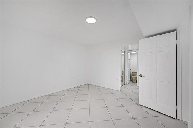 Building Photo - 1703 Whitehall Dr