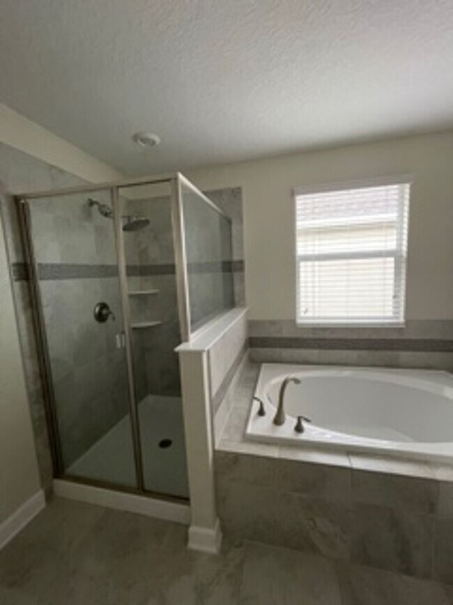 Building Photo - STOREY PARK - 3BR/2.5BA TWO STORY HOME
