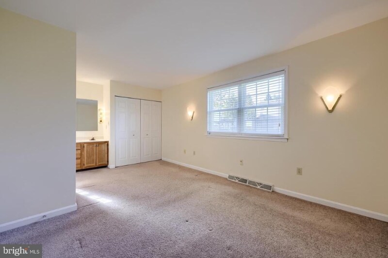 Building Photo - 1902 Pin Oak Dr