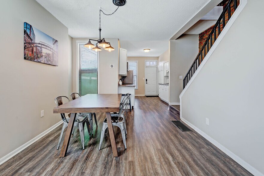 Building Photo - 729 Hamlet St