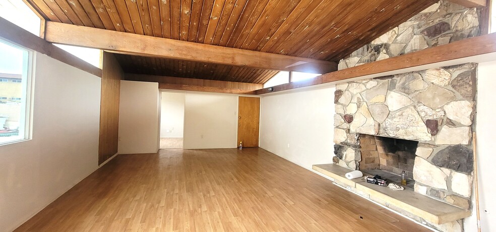 HOUSE - 218 W Carson St