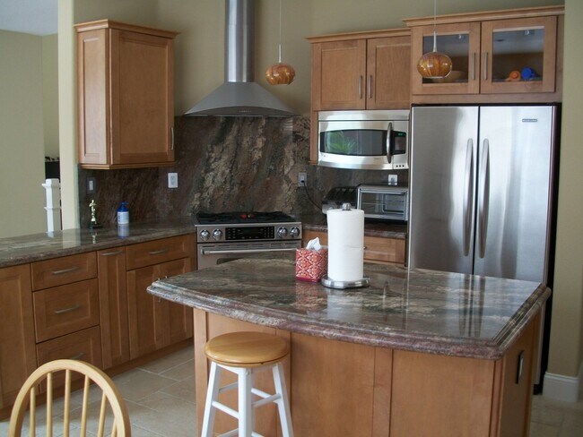 Building Photo - "Limited Time Move-in Special" to the pros...