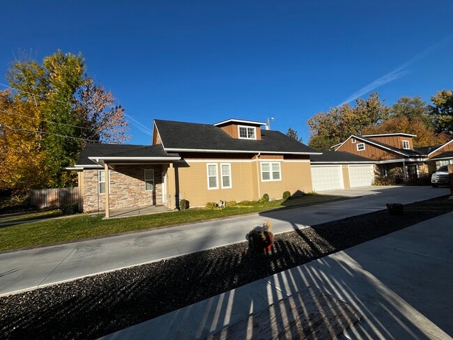 Primary Photo - 4940 Willow Ln