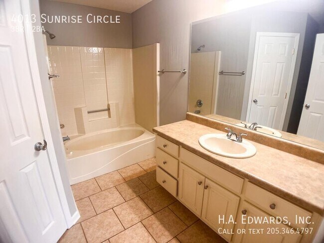 Building Photo - 4013 Sunrise Cir
