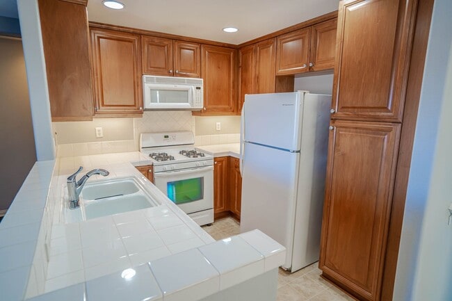 Building Photo - COMING SOON!  Mariposa  2 Bedroom Townhome...