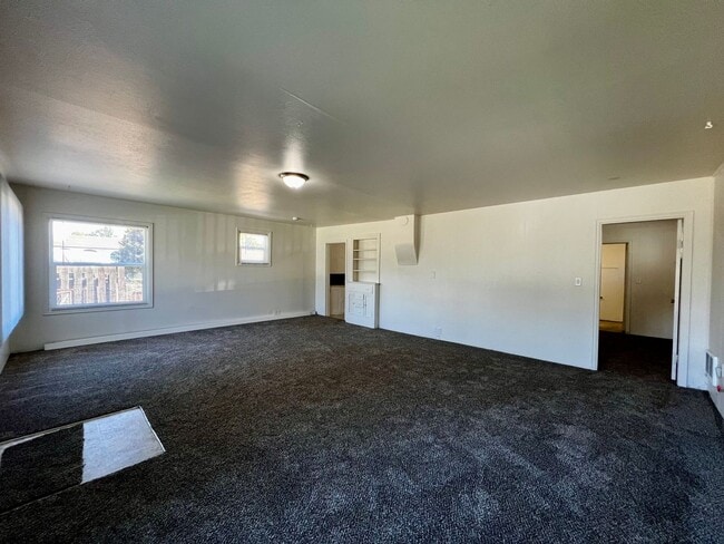 Building Photo - 803 S 14th Ave