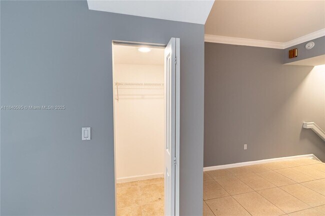 Building Photo - 6020 W Sample Rd