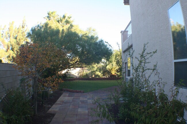 Building Photo - Incredible Green Valley Ranch stunner!