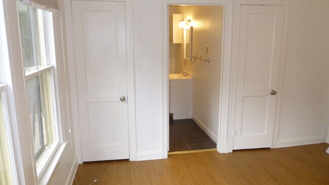 Building Photo - Fantastic cottage in SoCo