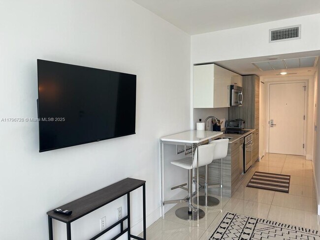 Building Photo - 1300 Brickell Bay Dr