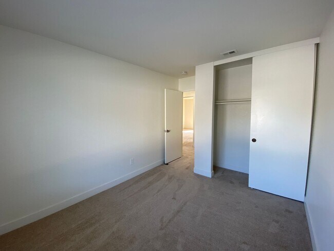 Building Photo - Stunning Townhome in Tanglewood Community