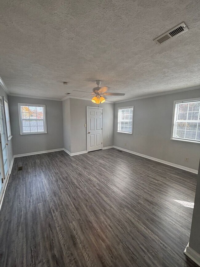 Building Photo - Updated 3bd/2bth home with Remodeled Master Suite & Prime Location!