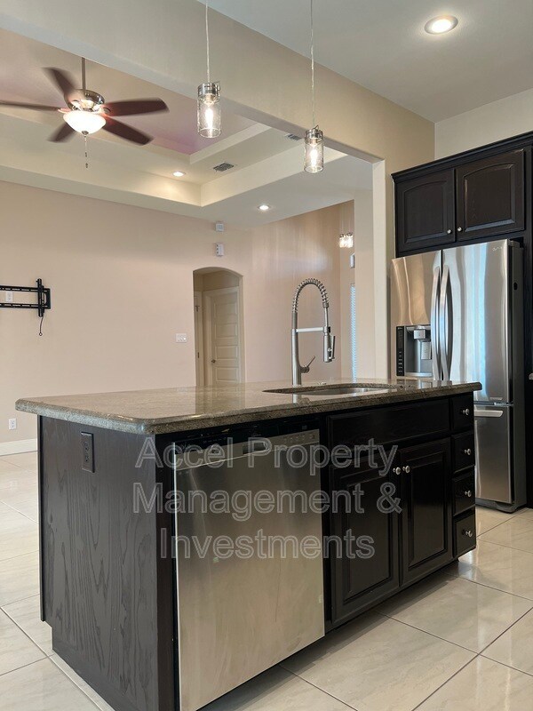 Building Photo - 711 N Abbott Ave