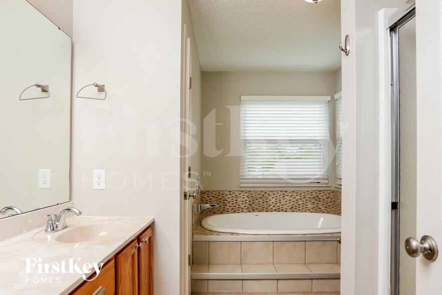 Building Photo - 5 Shady Moss Ct