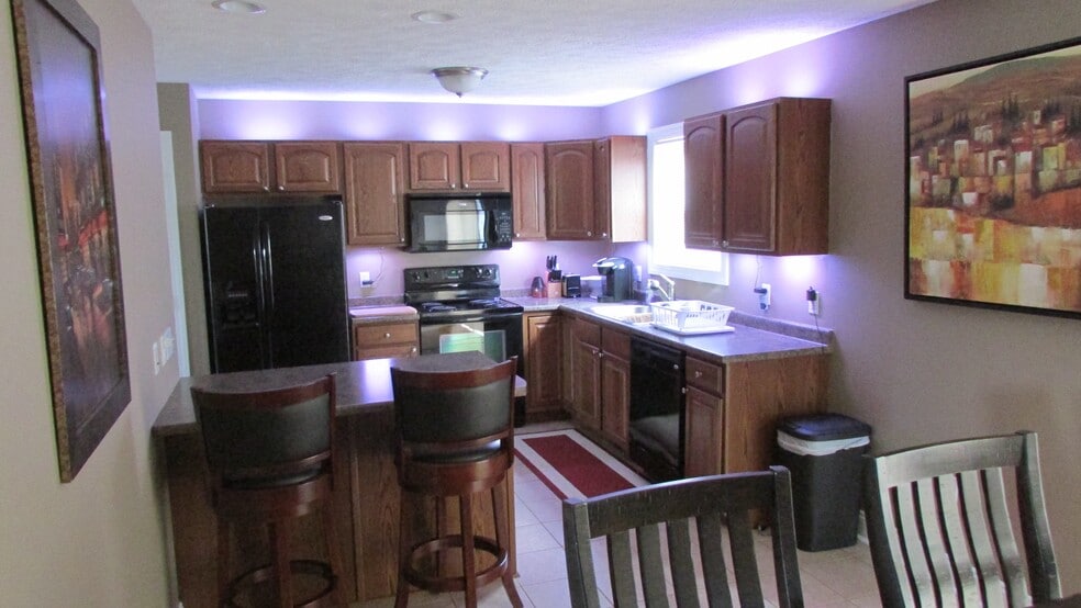 Kitchen. Built-in cabinet lights. - 720 Oaktree Blvd