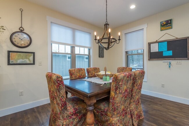 Building Photo - Black Mountain Rental!
