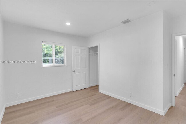 Building Photo - 401 SW 25th Ave